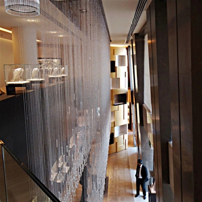 Marble coverings for stores, gris pulpis pillars for an internationally famous brand